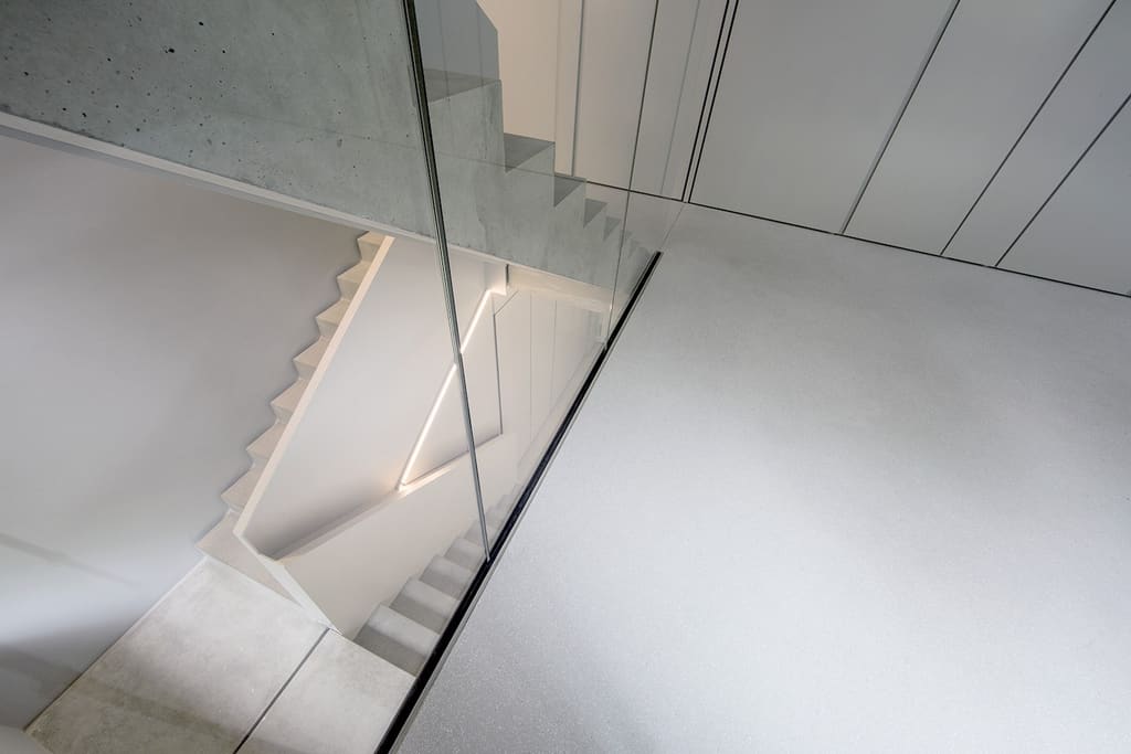 Treppe mit Glasabtrennung im Townhouse 7047 Concrete
