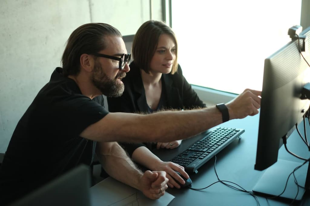 Die Architekten Sebastian Blancke und Svenja Tarabusi bei einer Besprechung am Computer