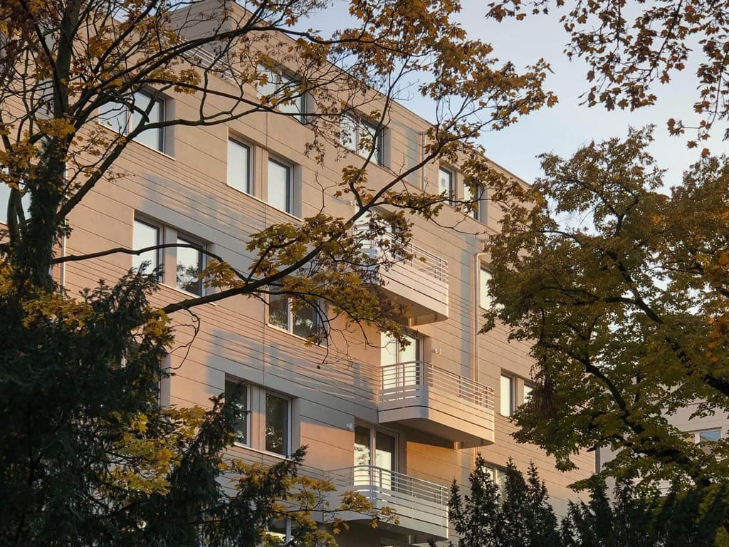 Putzfassade mit Balkonen am Wohnhaus Leopoldplatz