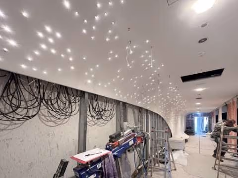 Lighting design – Kardorff – “Hundreds of individual light fittings were designed by Kardorff in the lobby and positioned in the plasterboard mouldings according to our 3D layout. For the sheer quantity of cabling, an exemption had to be drawn up in HHP's fire protection concept!”
