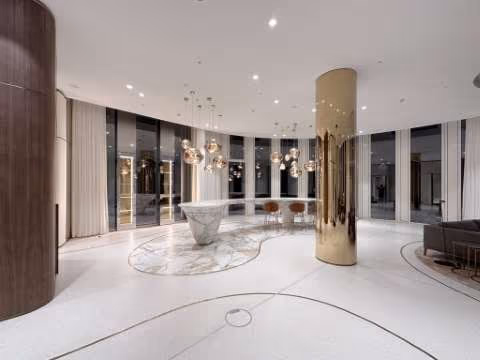 Screed terrazzo Freese The white terrazzo with 2 cm thick brass inlays was laid perfectly by Freese. In the construction sequence the floor had to be laid very early and was then elaborately protected.