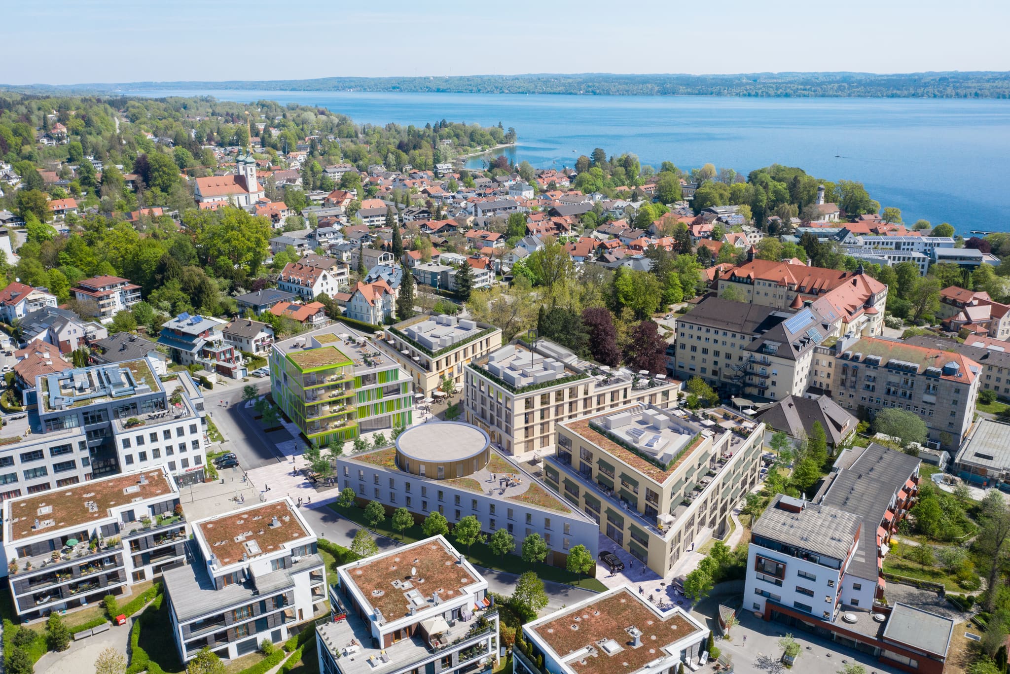 Luftbild von Tutzing mit einmontiertem Klinik- und Hotelensemble, dahinter der Starnberger See