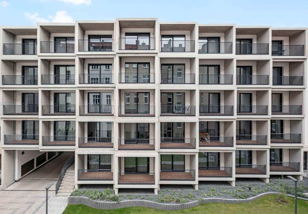 Moderne Balkonanlage mit klaren Linien und großen Glasflächen im neuen Wohngebäude der Alten Post Neukölln.