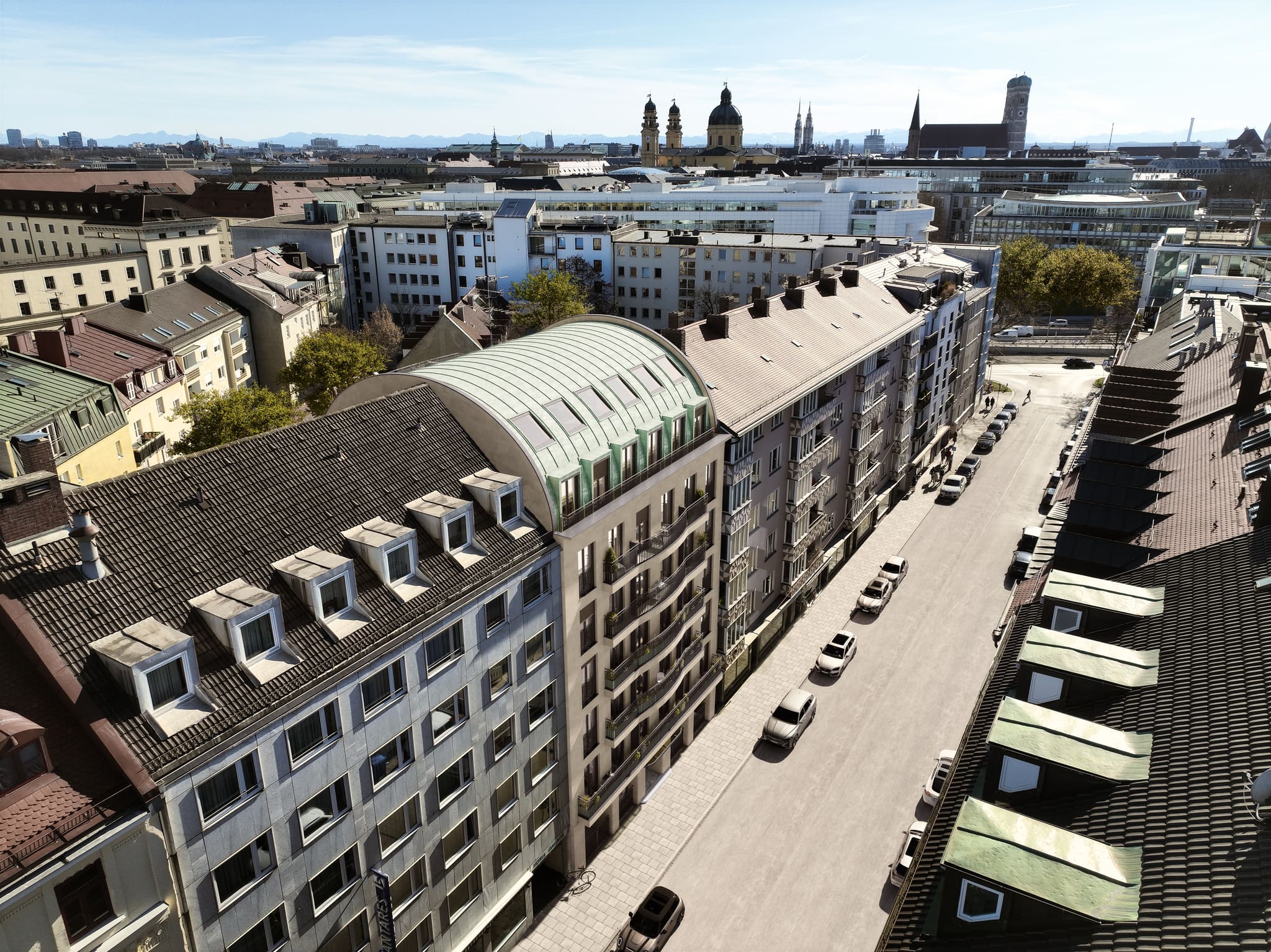 Visualisierung aus der Luft: Wohnhaus mit patinagrünem Tonnendach in der Straßenflucht der Maxvorstadt, dahinter die Münchner Türme