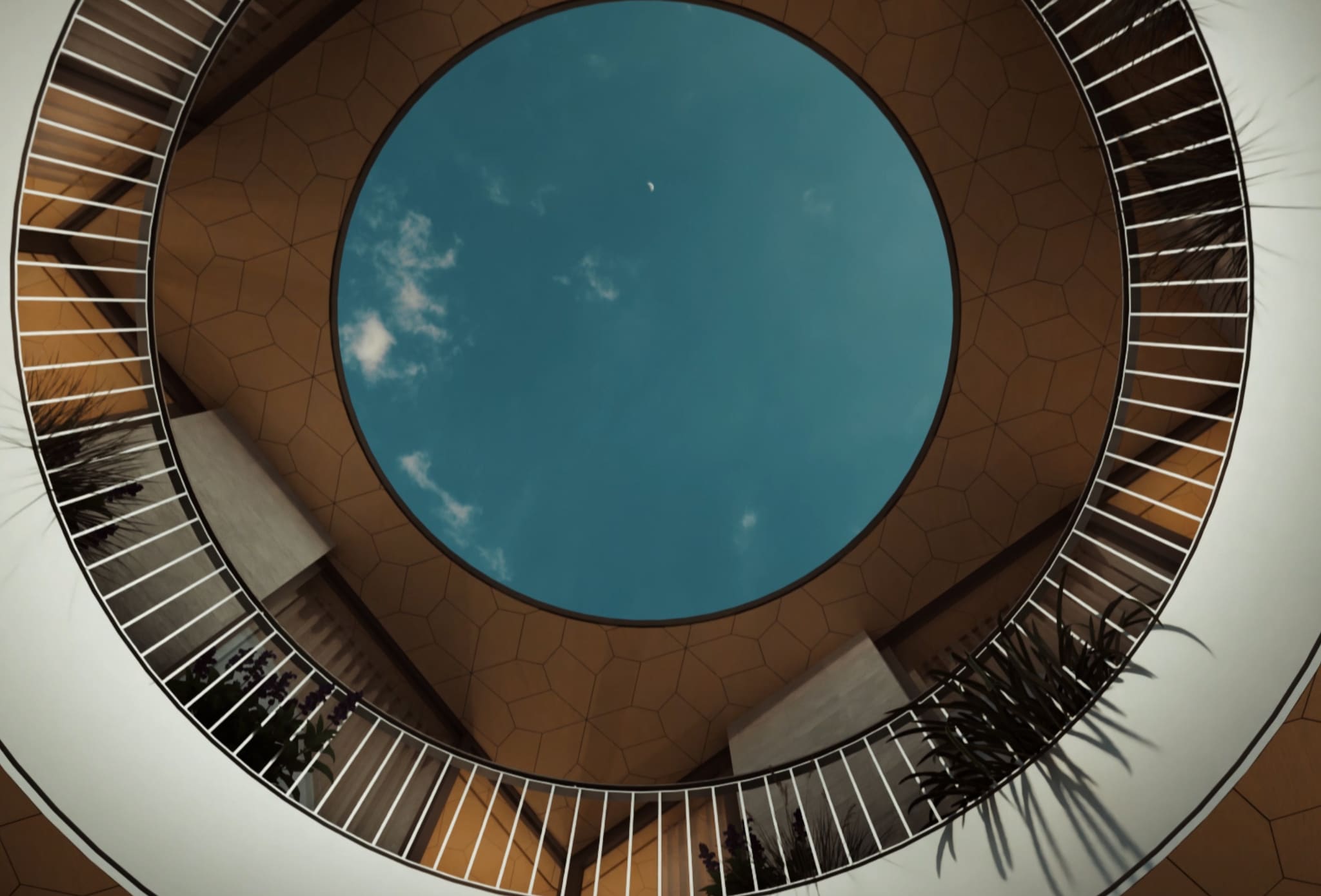 Blick von unten durch eine runde Deckenöffnung in den blauen Himmel, ringsum Holzdecke, weiße Geländerstäbe und Pflanzen