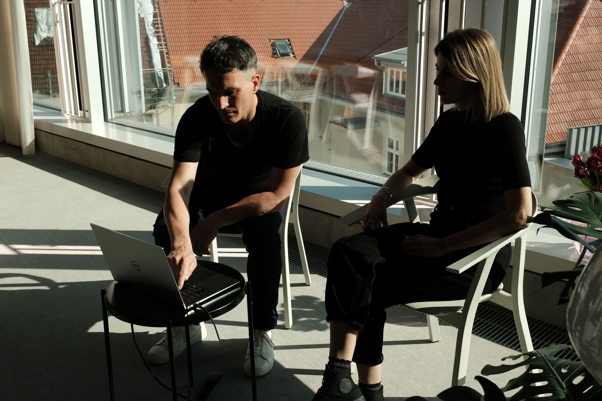 Sebastian Blancke und Mathis Malchow bei einer Design Review am Bildschirm, im Hintergrund die Berliner Dachlandschaft